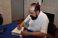 Presenta el Doctor Raúl Romero Cabello la cuarta edición de su libro "Microbiología y parasitología humana. Bases etiológicas de las enfermedades", ante estudiantes, docentes y autoridades del área de Ciencias de la Salud.