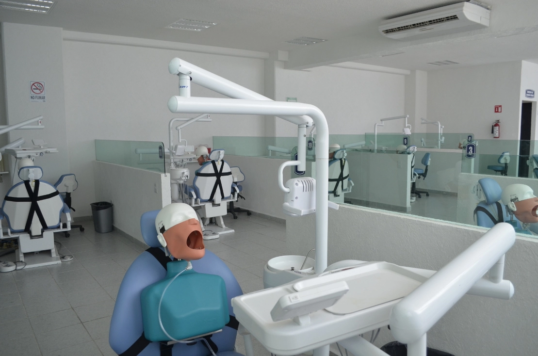 Aula con herramientas de odontología