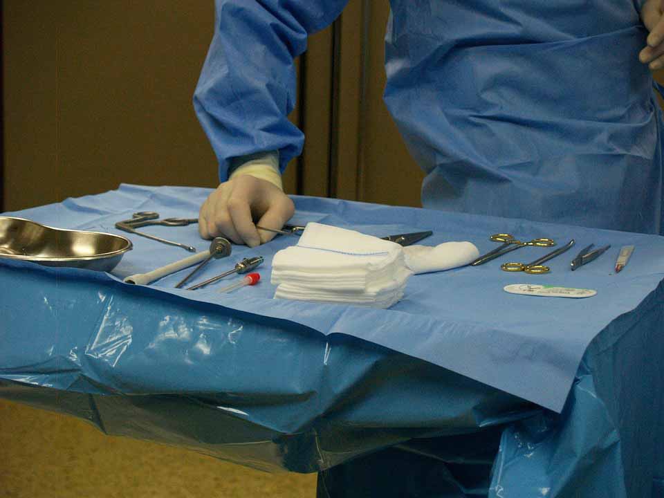 Mesa con herramientas de Médico Cirujano