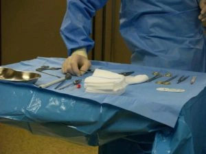 Mesa con herramientas de Médico Cirujano.
