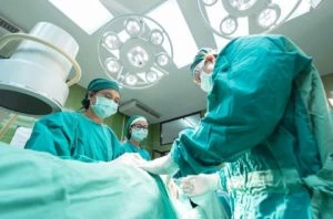 Médicos en su laboratorio haciendo una cirugía.