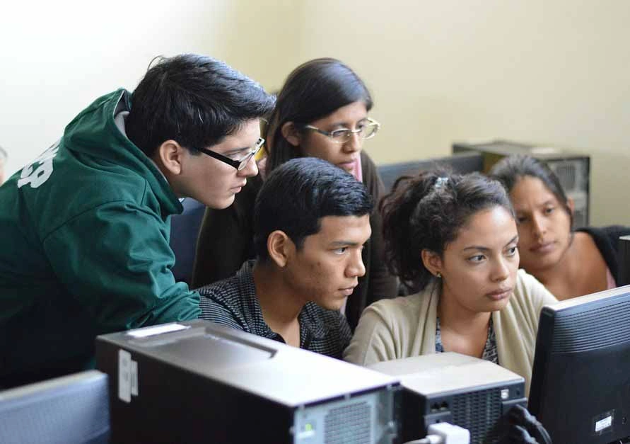 Alumnos frente a una computadora.