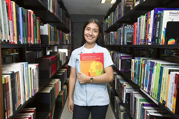 Alumna de la carrera de psicologia, informandose con la gran variedad de fuentes de consulta en la biblioteca de Universidad de Hipocrates.