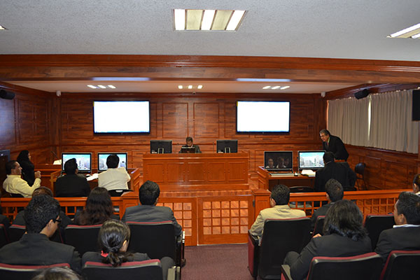 Realización de prácticas en tribunal de Universidad Hipócrates especializadas en el área de derecho con grupo de alumnos pertenecientes a la institución.