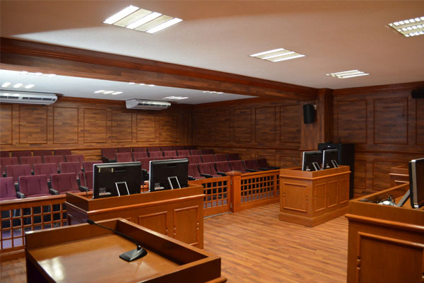 Salón tribunal especializado para la realización de prácticas del área ciencias políticas y administración gubernamental en Universidad Hipócrates.