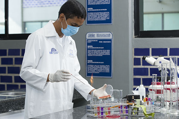 Estudiante químico-biólogo realizando prácticas en los equipados laboratorios de Universidad de Hipócrates.