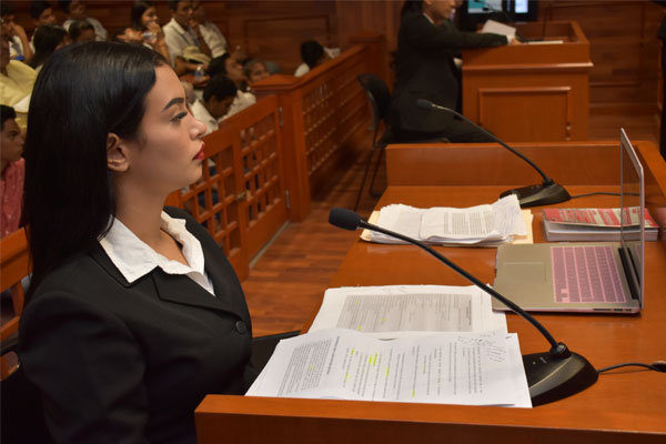 Estudiante del diplomado juicios orales realizado práctica en tribunal de Universidad de Hipócrates.