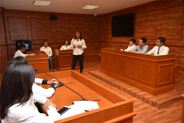 Grupo de alumnos de la maestría en juicios orales realizando prácticas en laboratorio tribunal de la universidad de Hipócrates. 