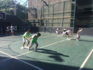 Alumnos realizando actividades dinámicas en la Universidad Hipócrates