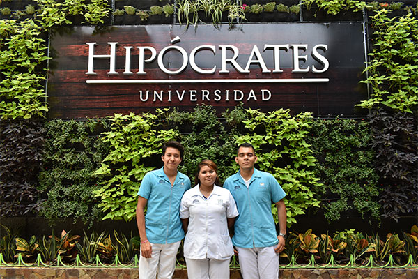 Tres jóvenes vestidos con uniforme médico