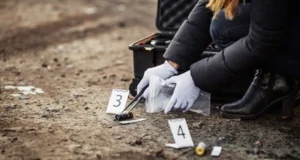 Carrera de Criminología, manos recogiendo evidencia.
