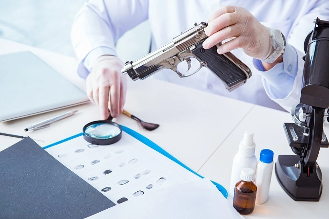Carrera de Criminología, analizando pruebas.