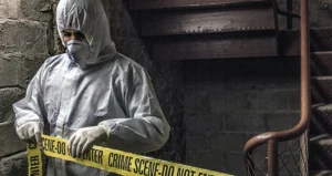 licenciatura criminologia, traje con cinta para no cruzar.