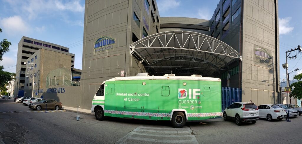 Camión verde del DIF estacionado en U Hipócrates