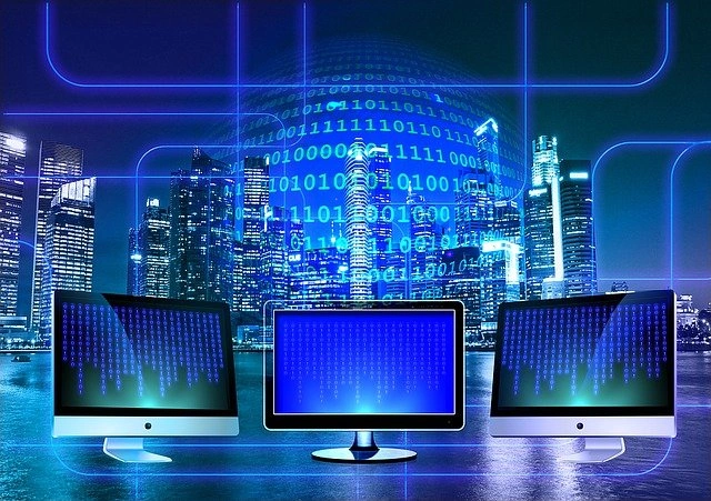 tres computadoras donde se esta programando código.