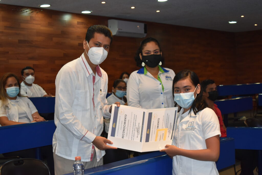 Estudiante recibiendo diploma en la jornada de emprendimiento