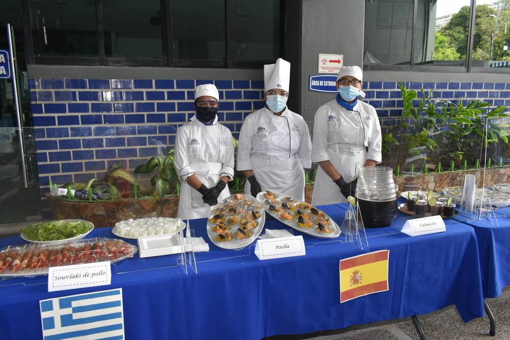 Presentación del examen integral de los estudiantes de la carrera de Gastronomía