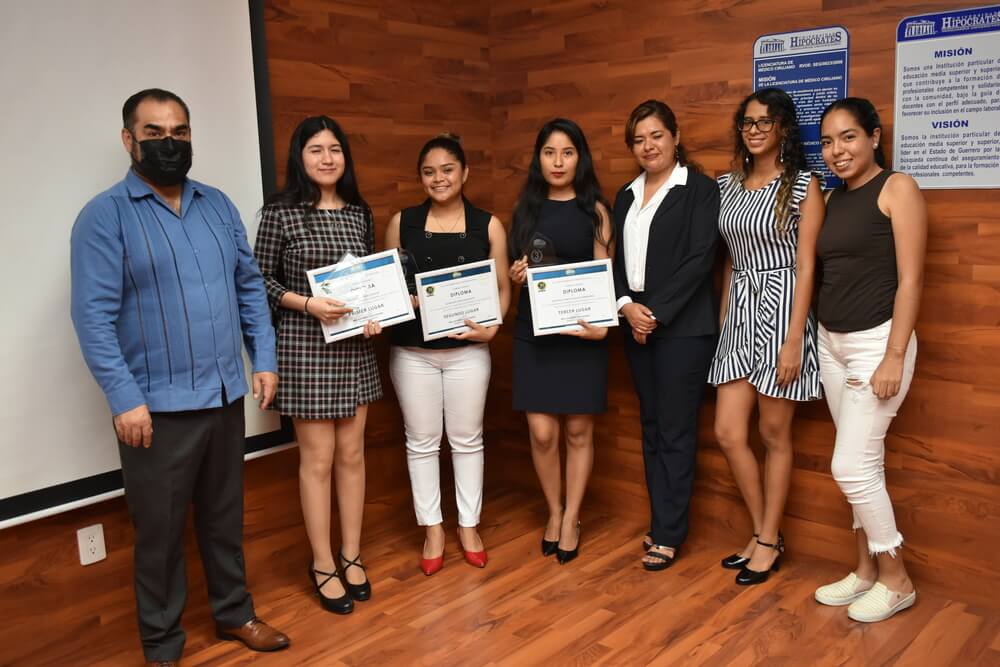 Reconocimiento a los ganadores del concurso de oratoria de la carrera de Derecho