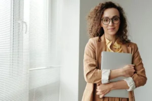 Mujer abrazando documentos.