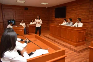 Alumnos de la maestría en juicios orales realizando prácticas en laboratorio tribunal.