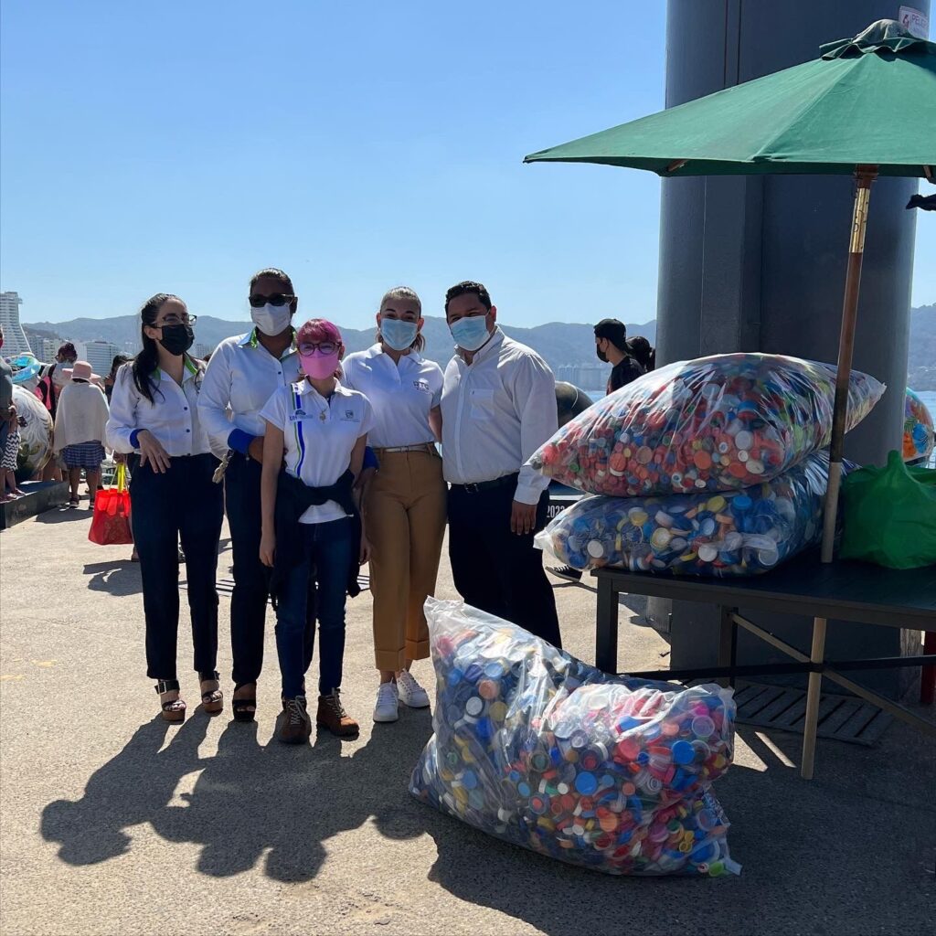 Entrega de 70 kilos de tapas de plástico al instituto de radio y televisión a favor de niños con cáncer