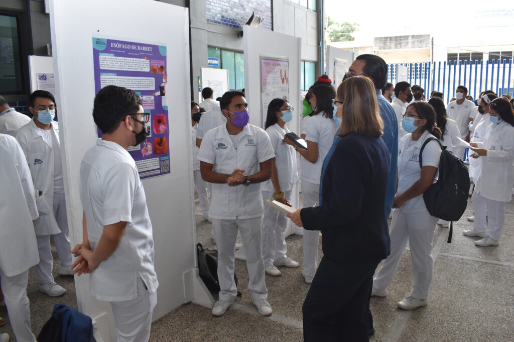 Exposición de carteles científicos de estudiantes de la licenciatura en medico cirujano