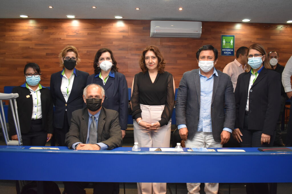 Egresada de la Universidad Hipócrates realizo examen profesional