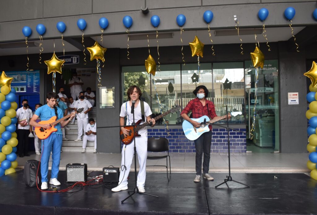 Concurso de talento en el día del estudiante de la Universidad Hipócrates