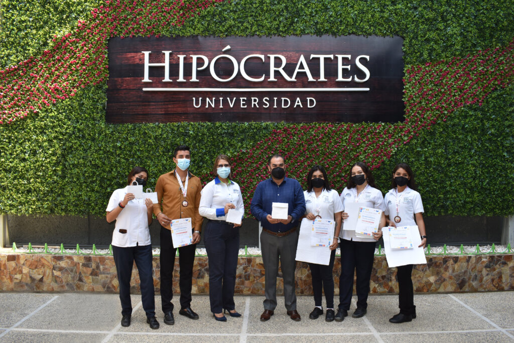 Premiación a estudiantes en Químico Biológico en la Universidad Hipócrates
