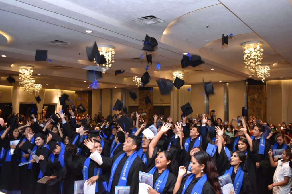 Graduación de estudiantes de la Licenciatura en Medico Cirujano