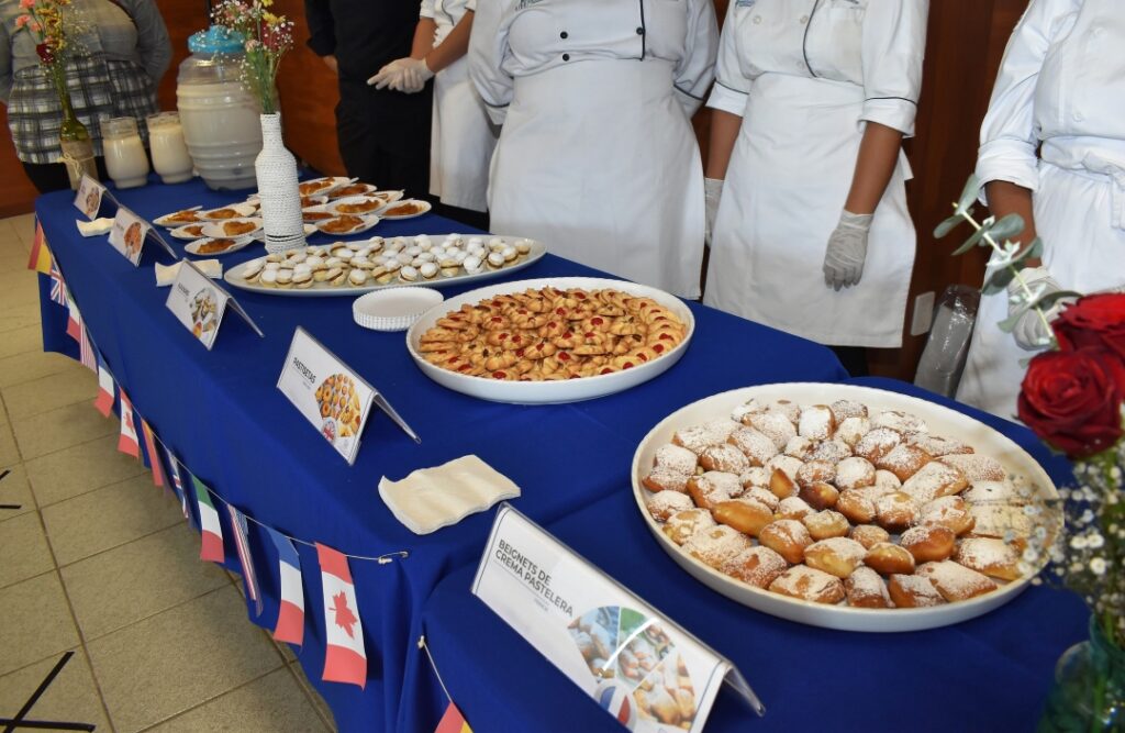 Muestra gastronómica de los estudiantes de Gastronomía