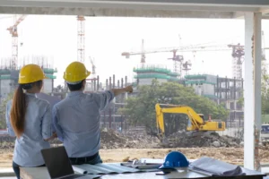 personas-mirando-una-construcción. 