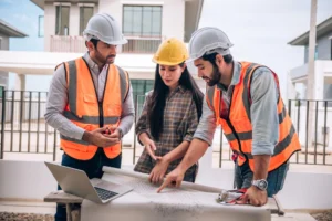ingenieros-con-un-plano.