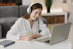 mujer-frente-a-una-computadora