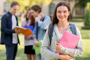 chica-universitaria-con-personas-de-fondo.