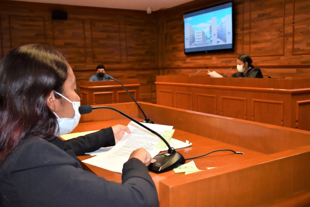 Estudiantes en la sala de juicios orales en la Universidad Hipócrates