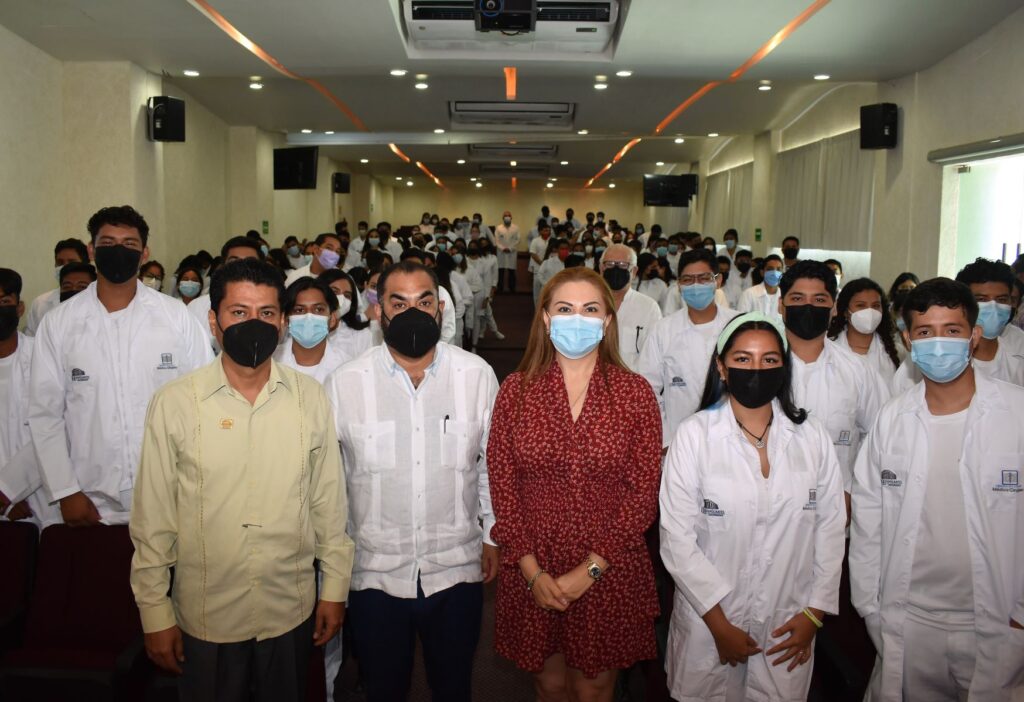 Foto grupal e colocación de batas a nuevos estudiantes