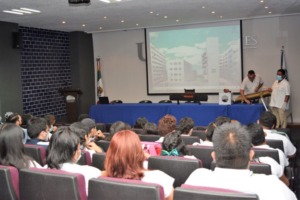 Estudiantes de Criminología asisten a presentación en Universidad Hipócrates
