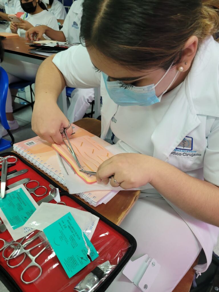Estudiantes de Universidad Hipócrates practican sutura