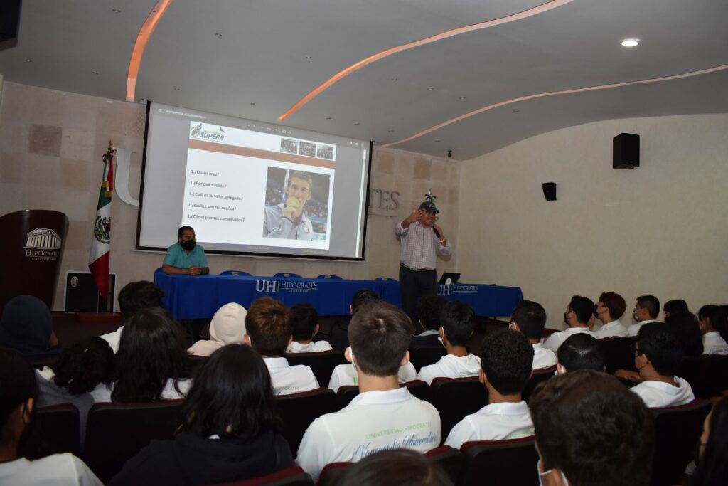 Estudiantes de Hipócrates asisten a la conferencia SÚPERA