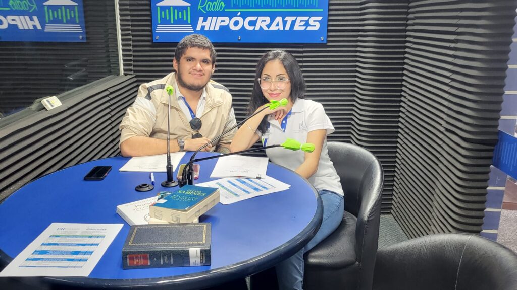 Estudiantes presentan su programa en la Radio Hipócrates
