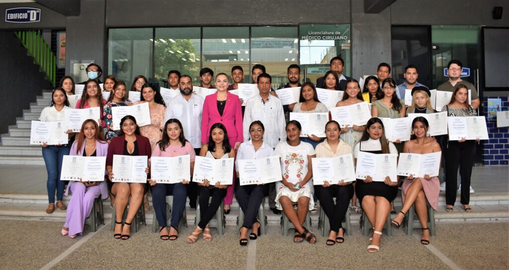 Universidad Hipócrates entrega reconocimiento a mejores alumnos