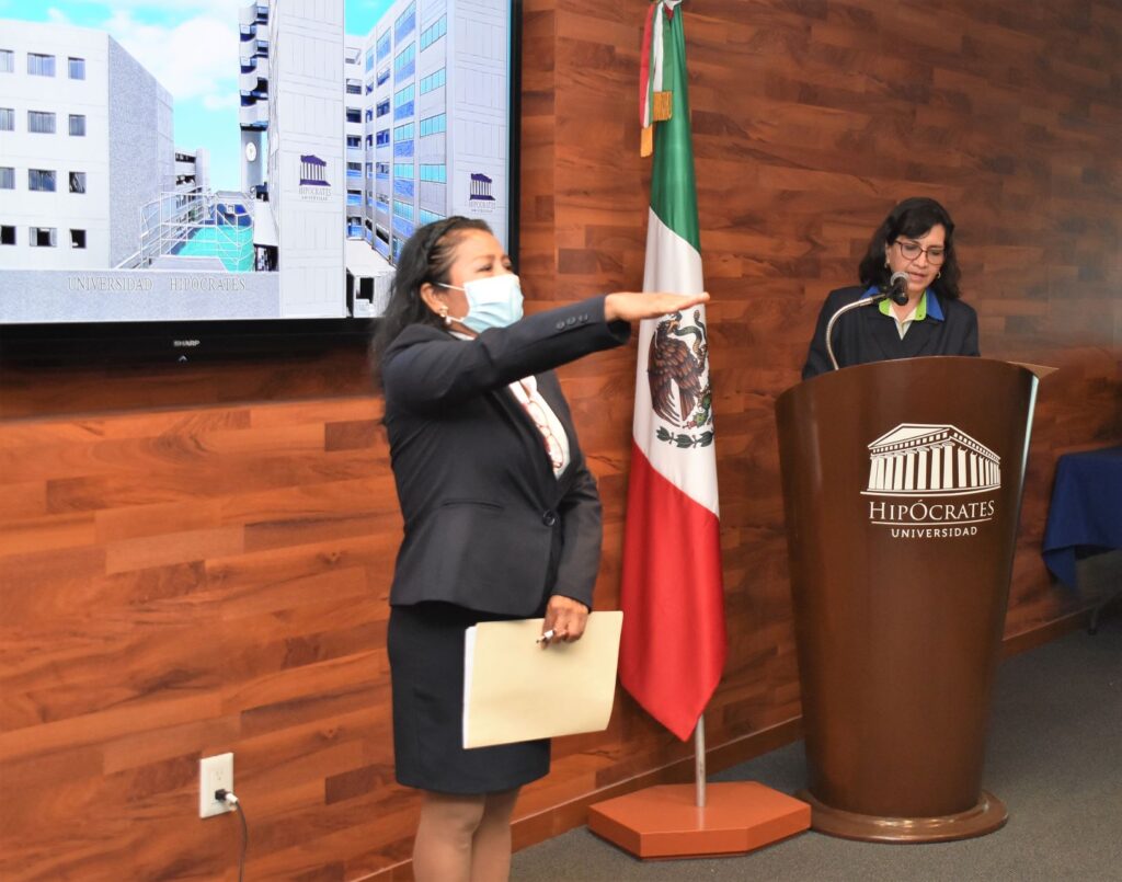 Egresada de la Universidad Hipócrates presenta examen profesional