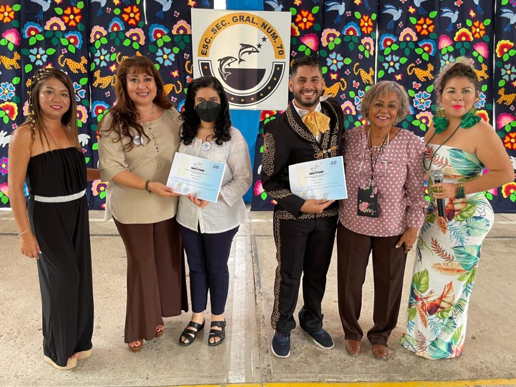 Estudiantes de la Universidad Hipócrates participan en el evento cultural