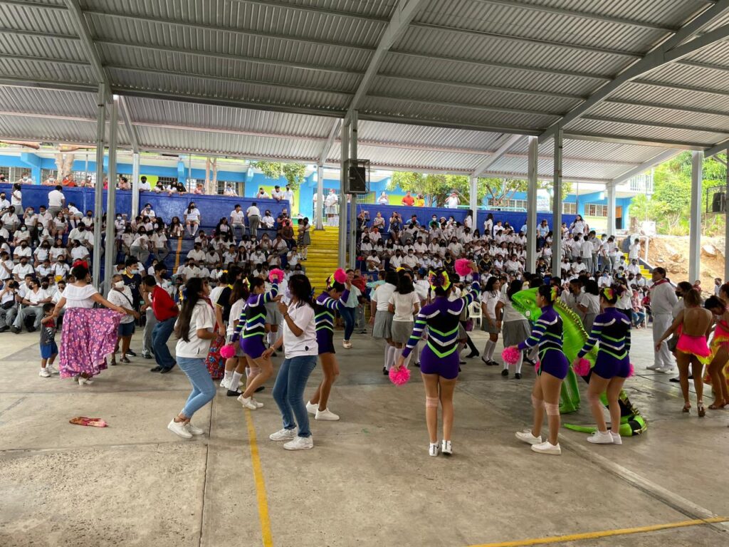 Estudiantes de la Universidad Hipócrates participan en el evento cultural