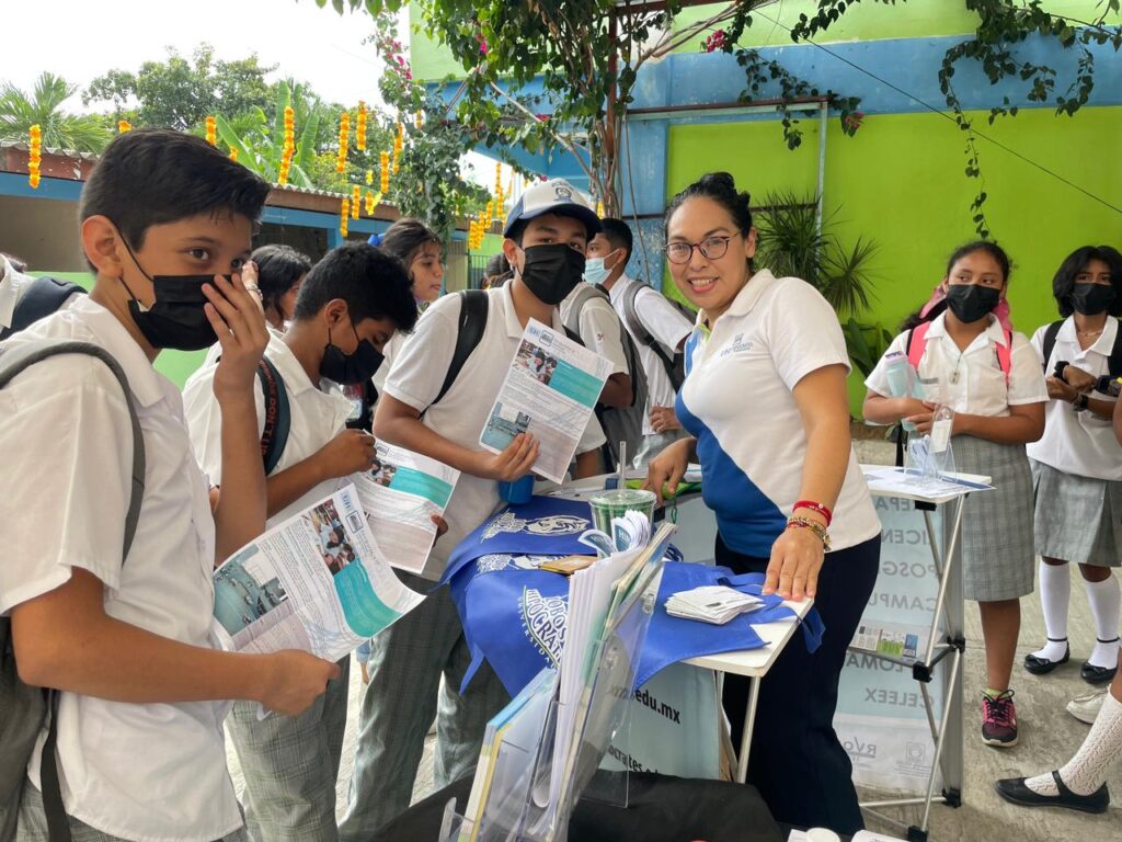 Estudiantes de la Universidad Hipócrates participan en el evento cultural
