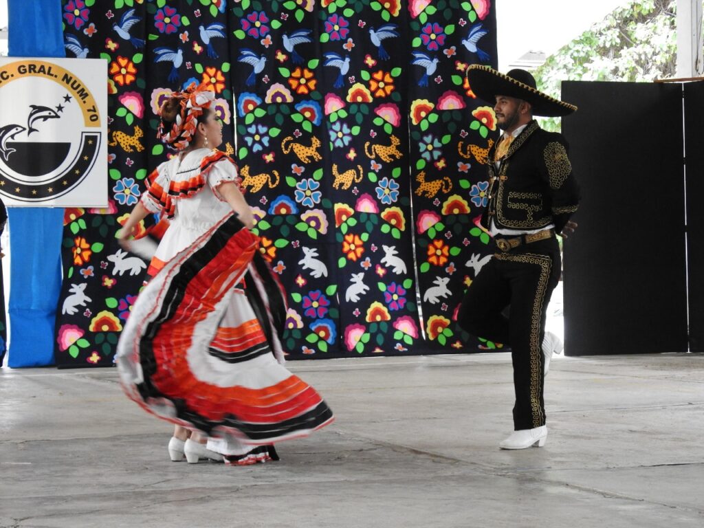 Estudiantes de la Universidad Hipócrates participan en el evento cultural