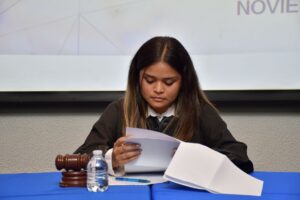 Alumna leyendo