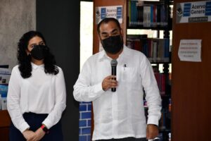 "Los movimientos de una sobre el cristal de una ventana"