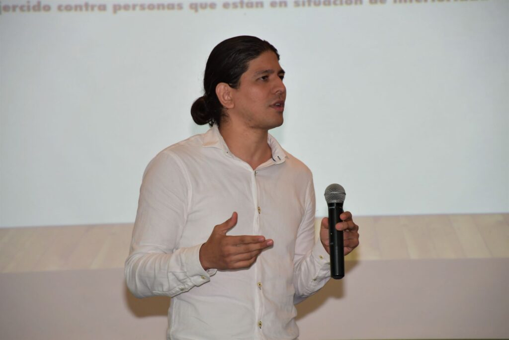Conferencias para concientizar sobre la violencia contra la mujer